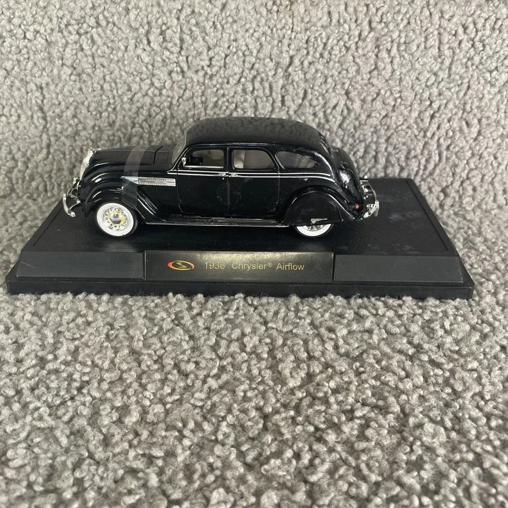 1:32 SCALE  METAL‎ 1936 CHRYSLER AIRFLOW SEDAN DIECAST MODEL SIGNATURE MODEL